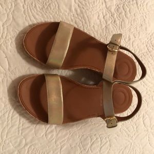 Fitflop sandals in gold metallic